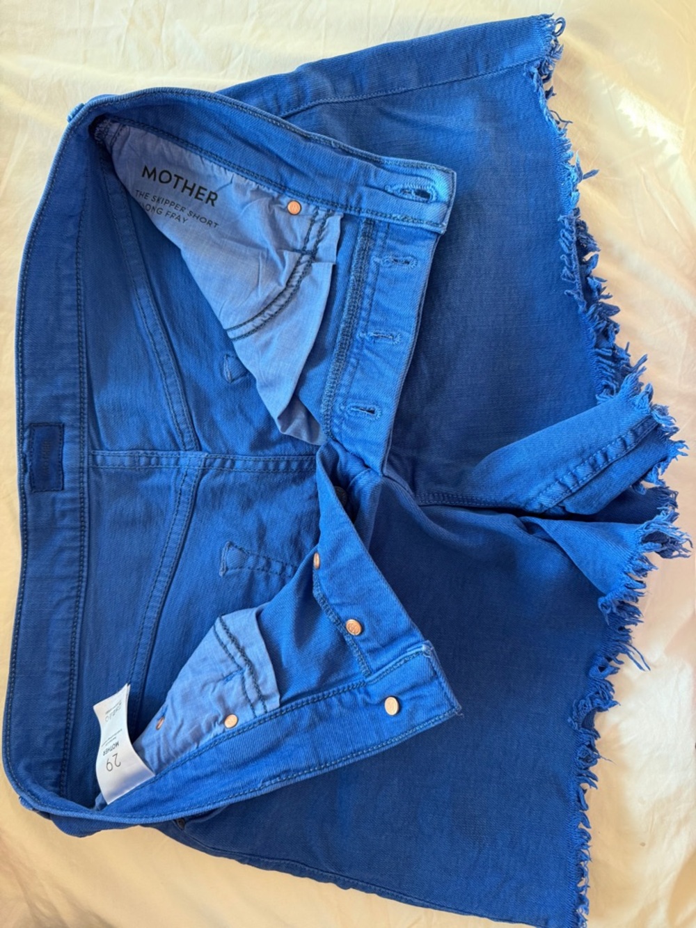 MOTHER the skipper frayed shorts in cats and dogs Victoria blue 29 - Picture 3 of 6